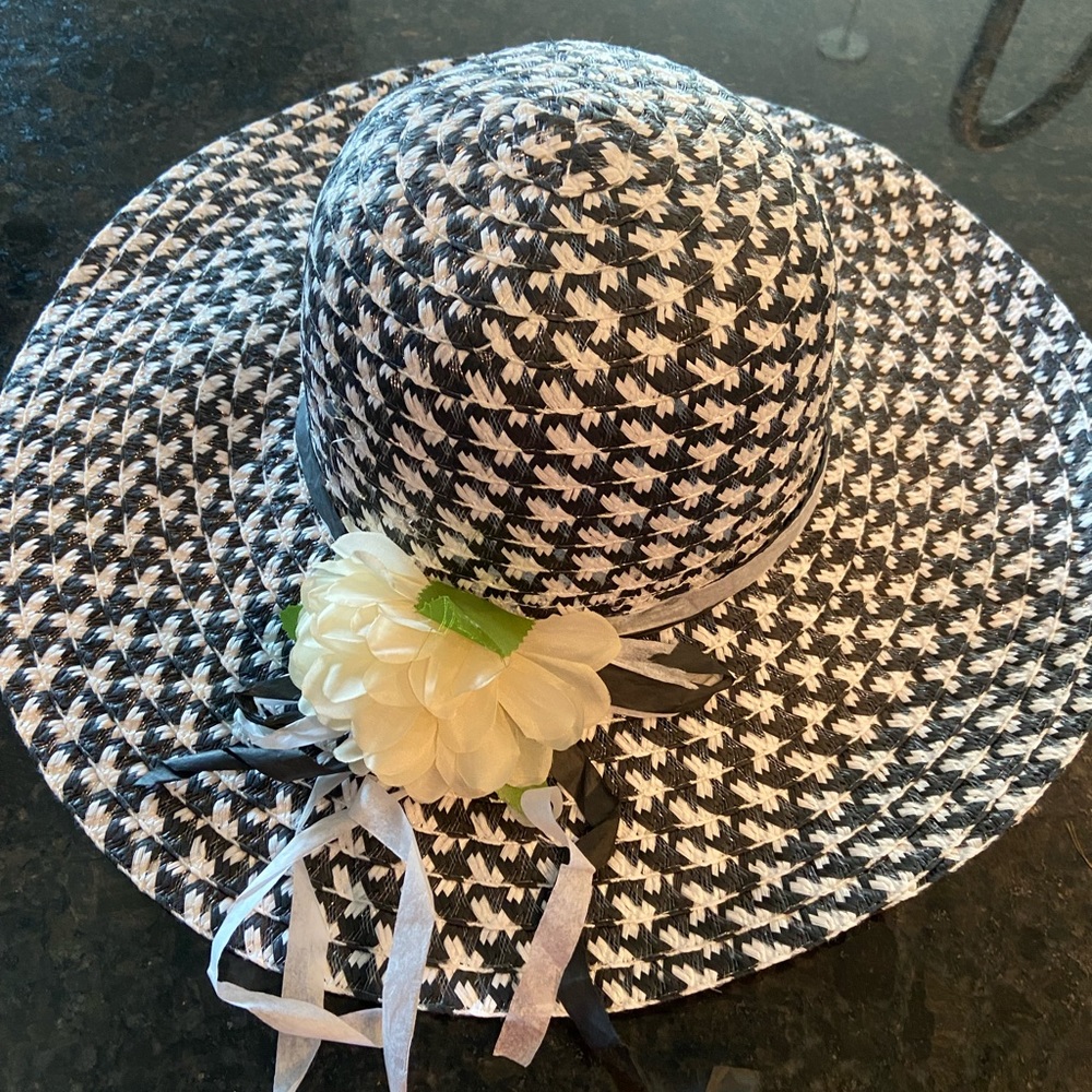 GROOVY GLAM Black & White Wide Brim Floppy Hat